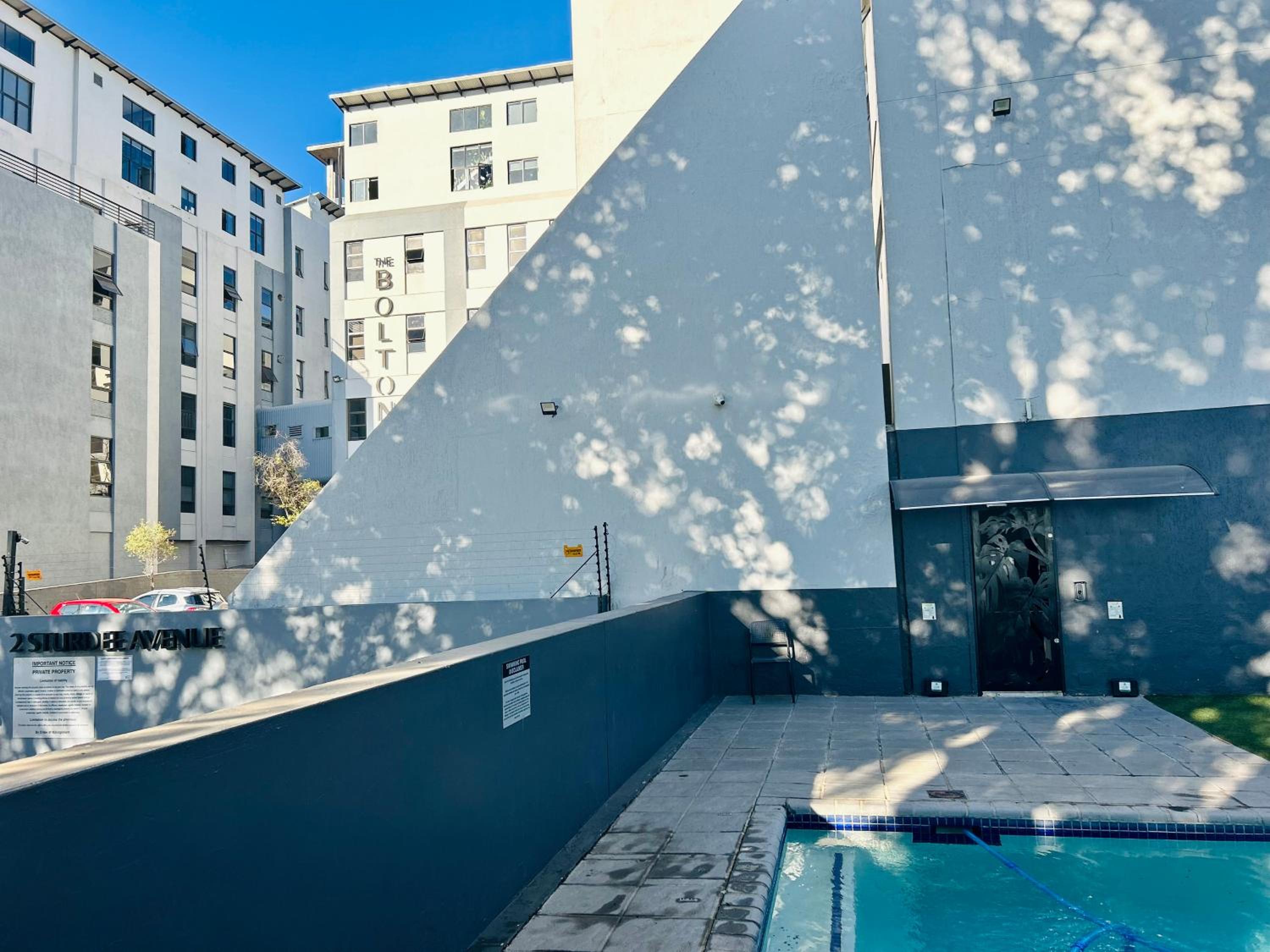 Neat and cozy apartment in central Rosebank with unlimited Wi-Fi and backup power