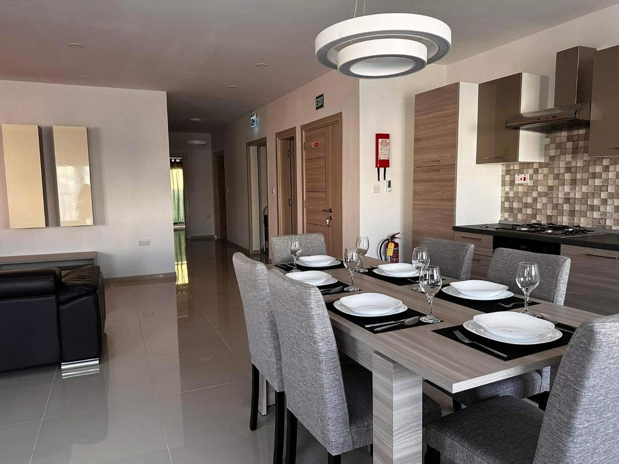 Marsaxlokk, Cozy, Spacious 3 Bedroom Maisonette, 1 min walk from Seafront view 2