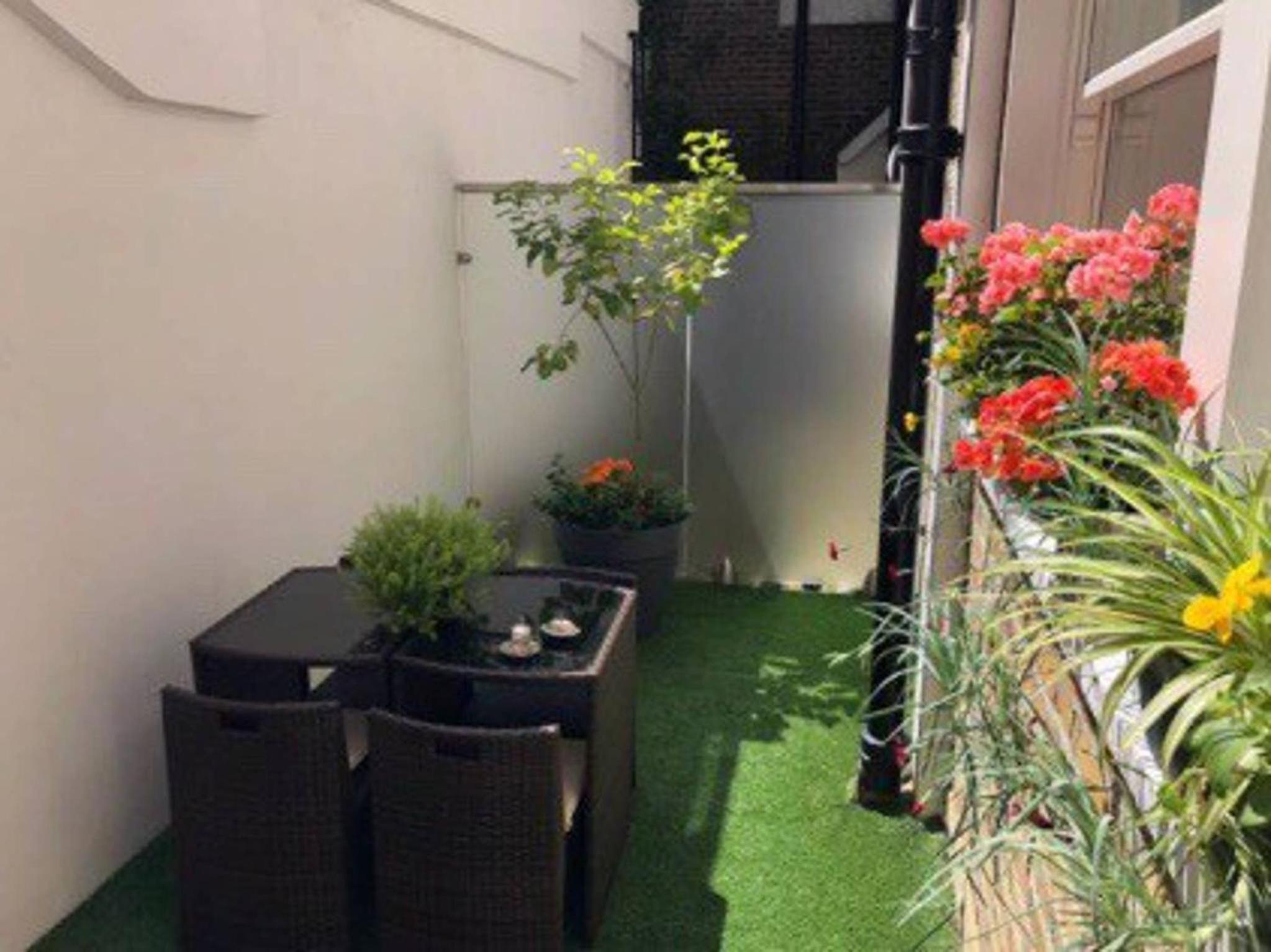 2 Bed Serviced Apt With Patio, South Kensington