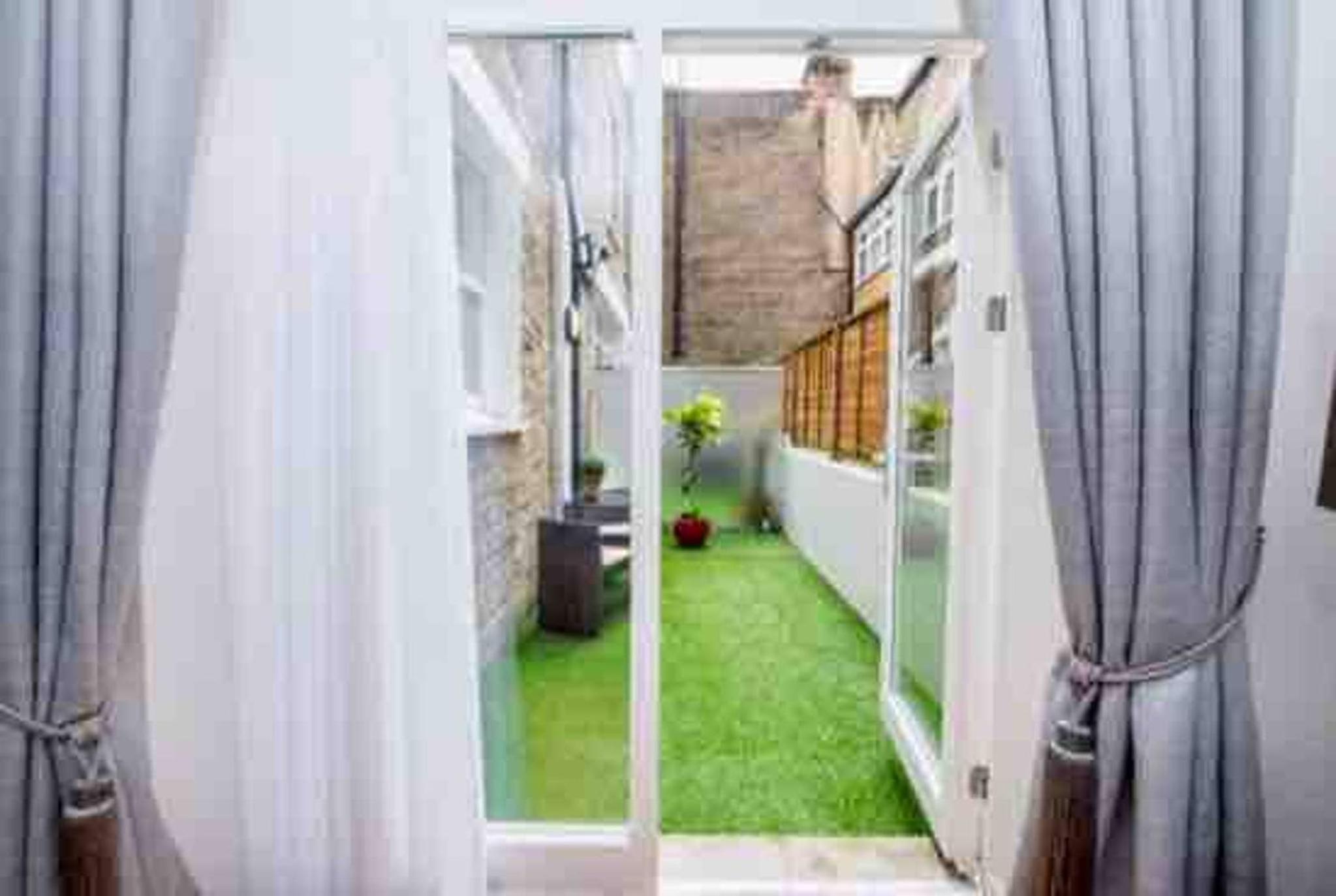 2 Bed Serviced Apt With Patio, South Kensington