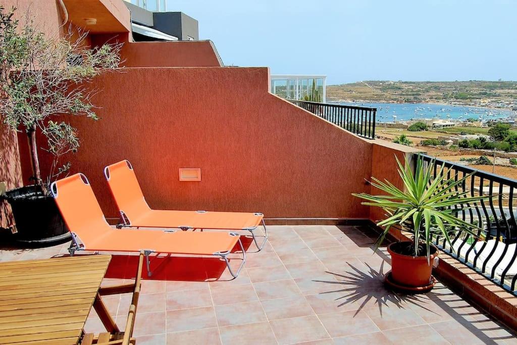 Peaceful penthouse with views 3 min walk to the beach