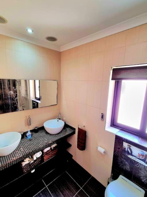 Peaceful penthouse with views 3 min walk to the beach