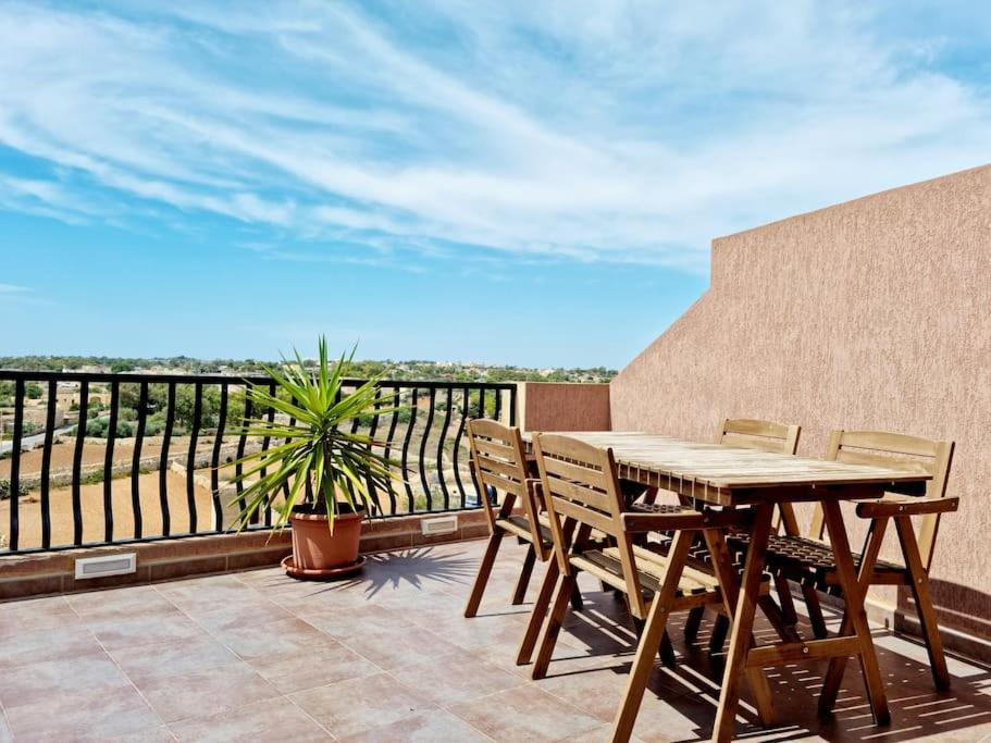 Peaceful penthouse with views 3 min walk to the beach