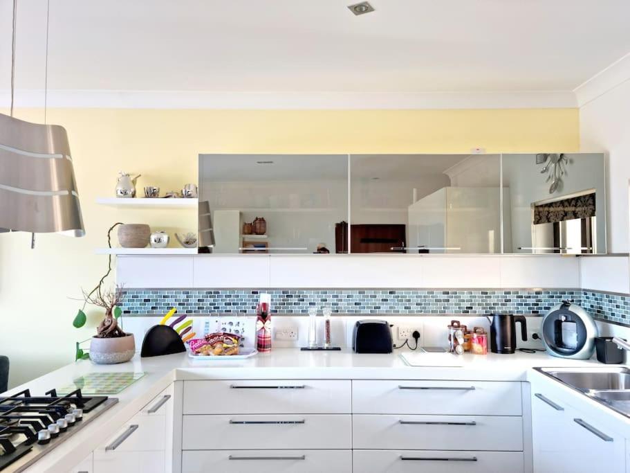Peaceful penthouse with views 3 min walk to the beach