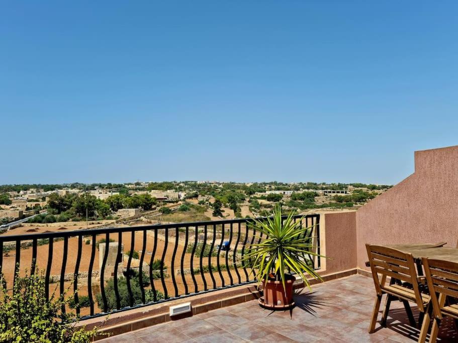 Peaceful penthouse with views 3 min walk to the beach