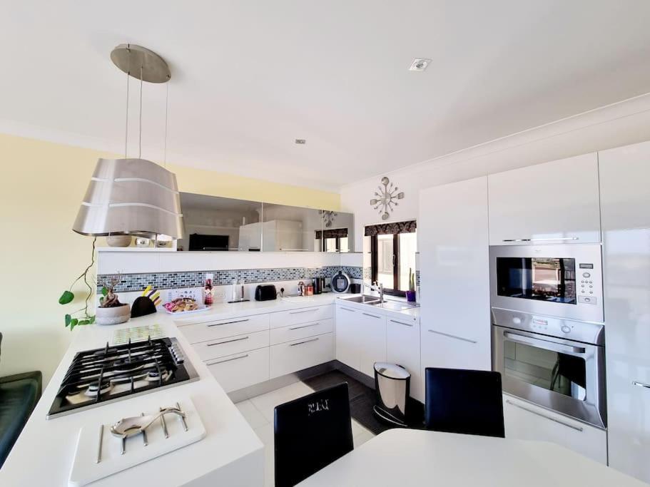 Peaceful penthouse with views 3 min walk to the beach