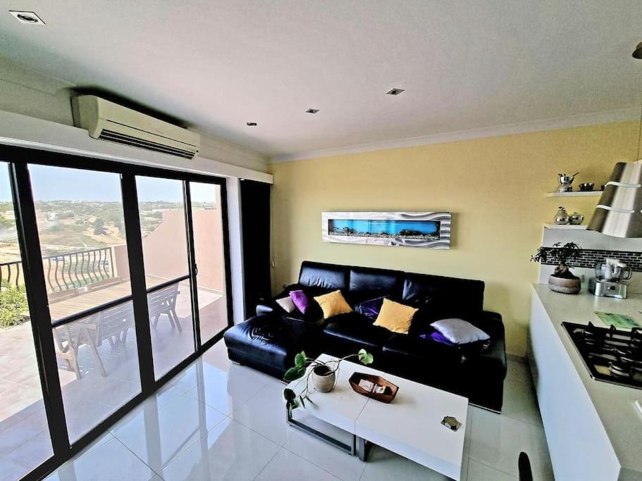 Peaceful penthouse with views 3 min walk to the beach