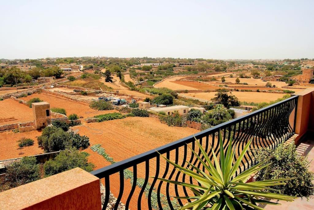 Peaceful penthouse with views 3 min walk to the beach