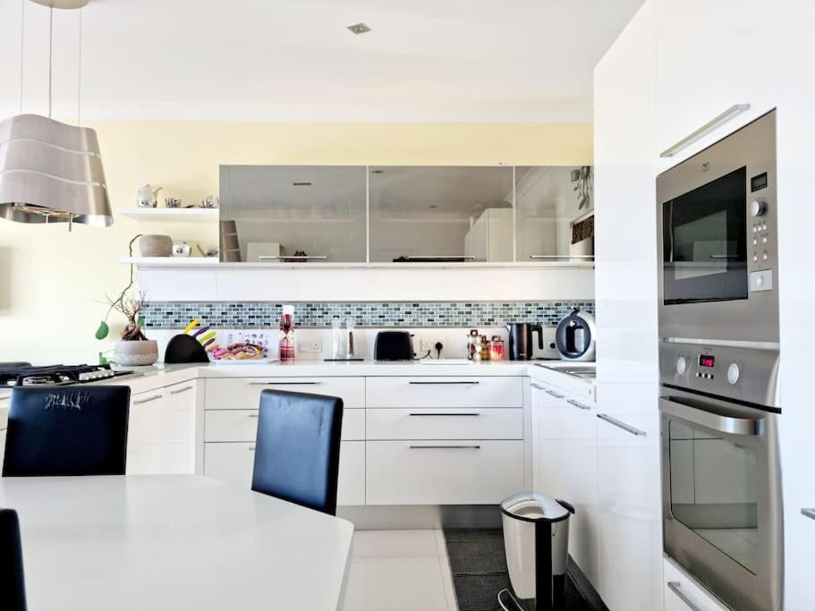 Peaceful penthouse with views 3 min walk to the beach