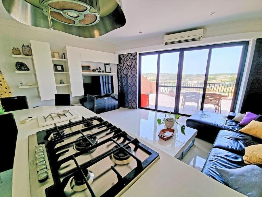 Peaceful penthouse with views 3 min walk to the beach