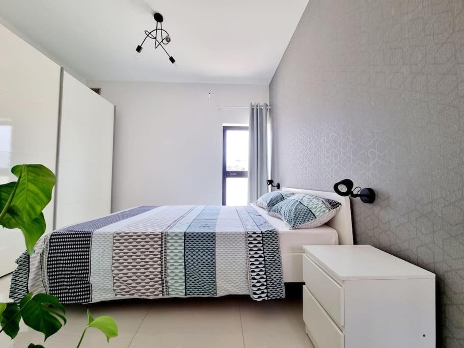 Peaceful penthouse with views 3 min walk to the beach