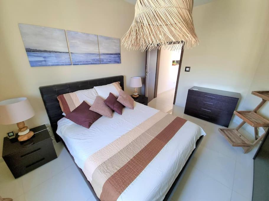 Peaceful penthouse with views 3 min walk to the beach