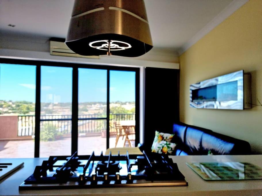 Peaceful penthouse with views 3 min walk to the beach