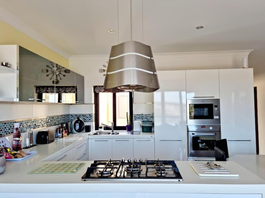 Peaceful penthouse with views 3 min walk to the beach