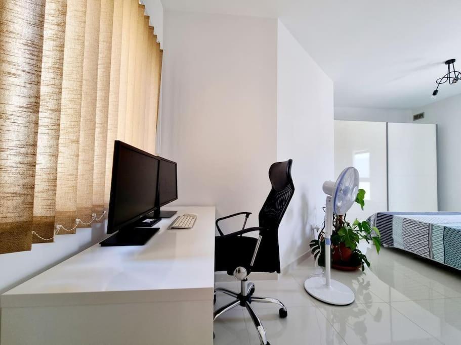 Peaceful penthouse with views 3 min walk to the beach