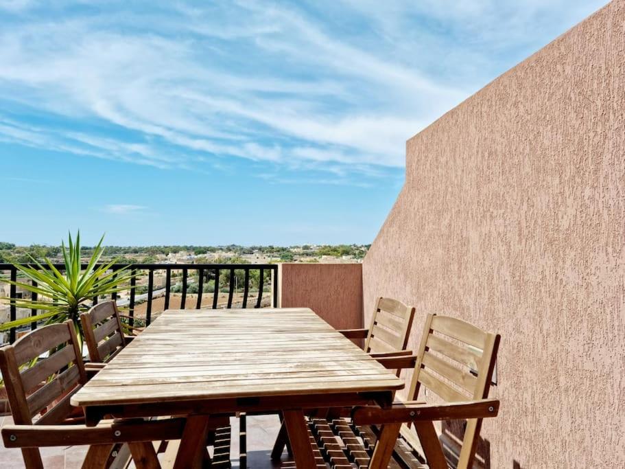 Peaceful penthouse with views 3 min walk to the beach