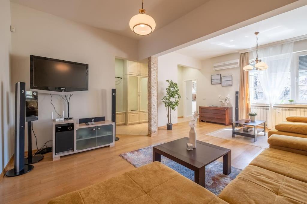 Aristocratic Place, TOP location