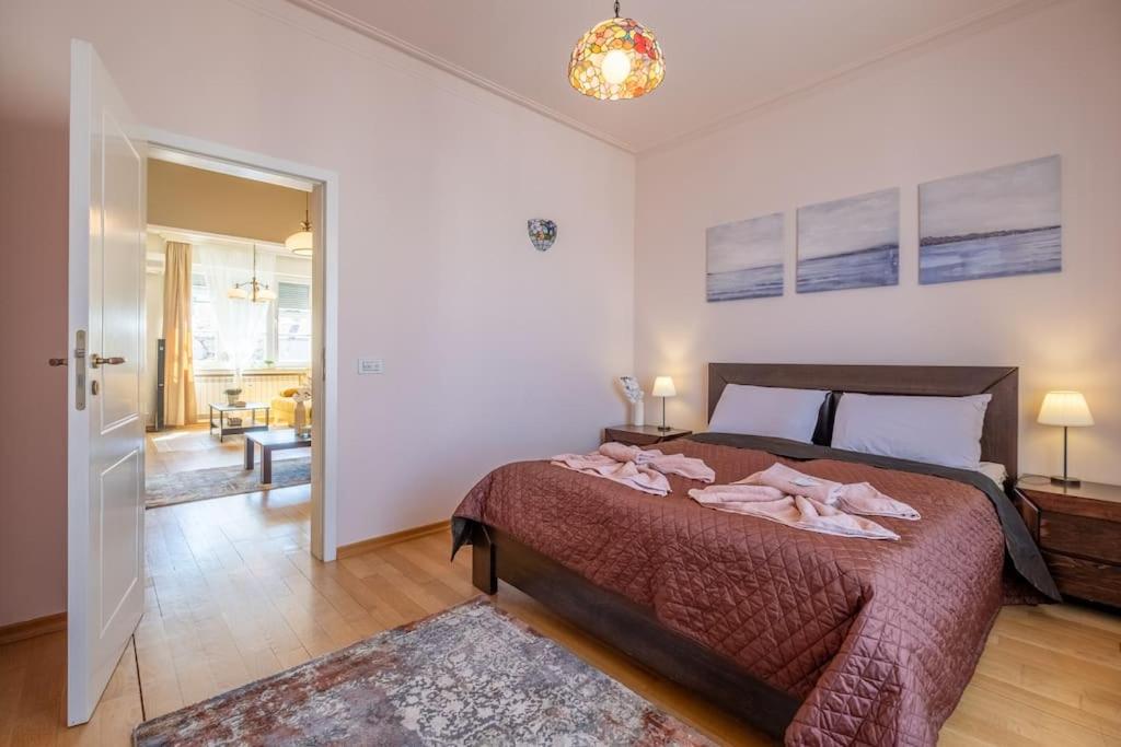 Aristocratic Place, TOP location