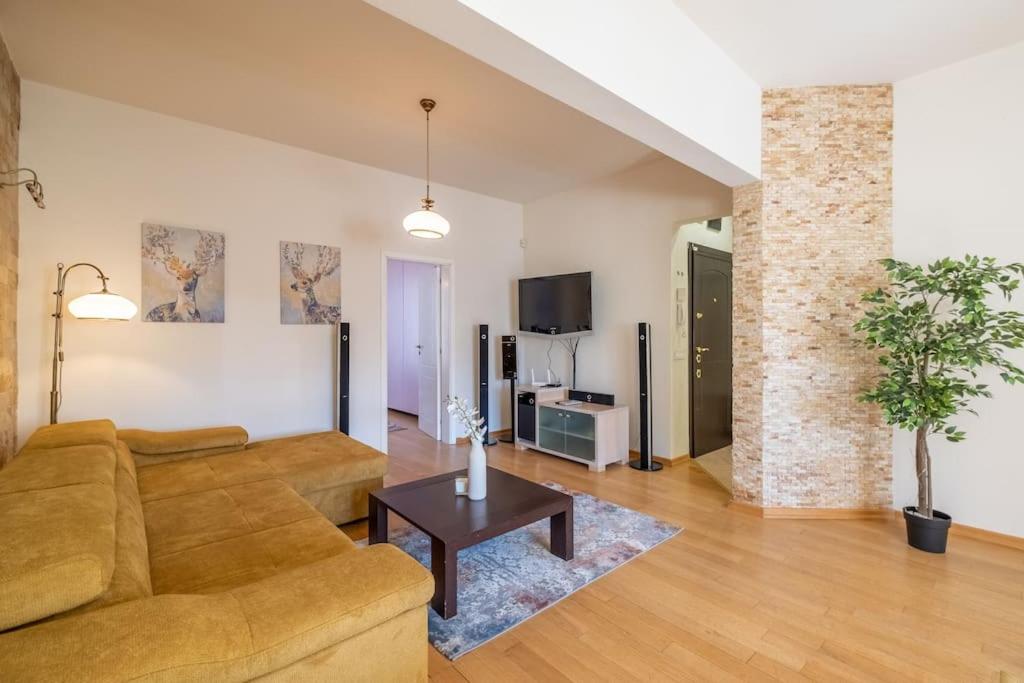 Aristocratic Place, TOP location