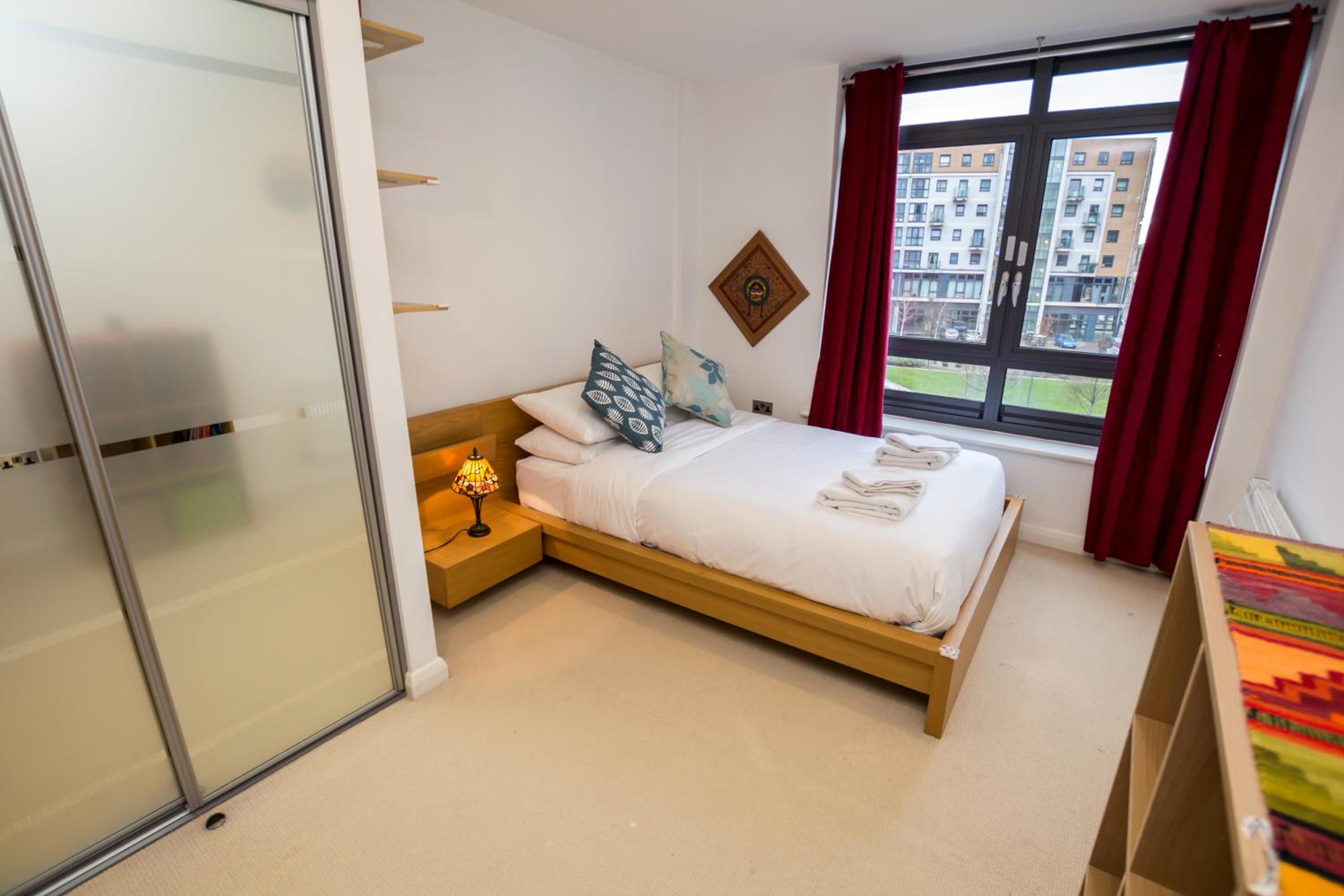 Splendid 2 BDR Apt with Panoramic View, Acton