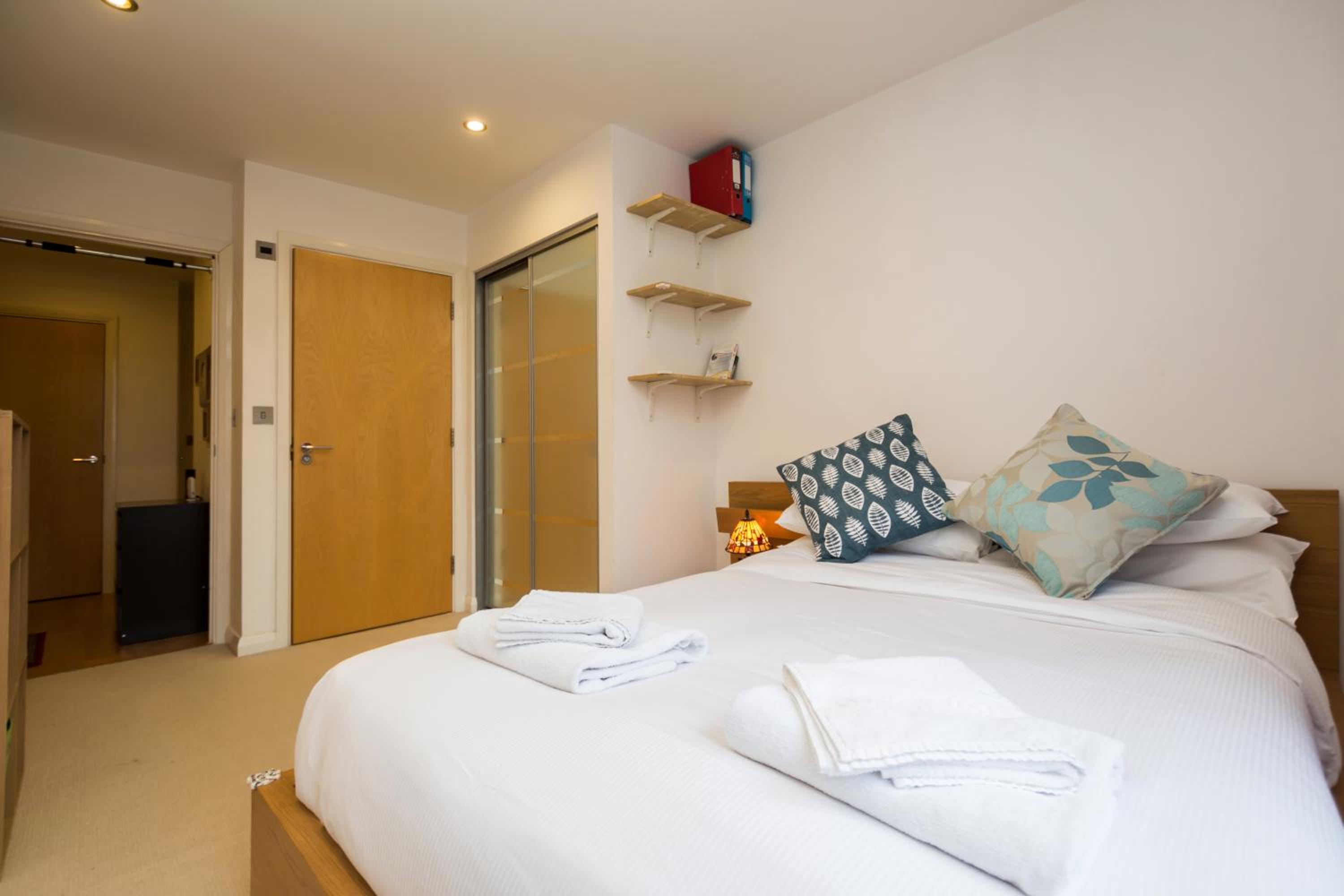 Splendid 2 BDR Apt with Panoramic View, Acton