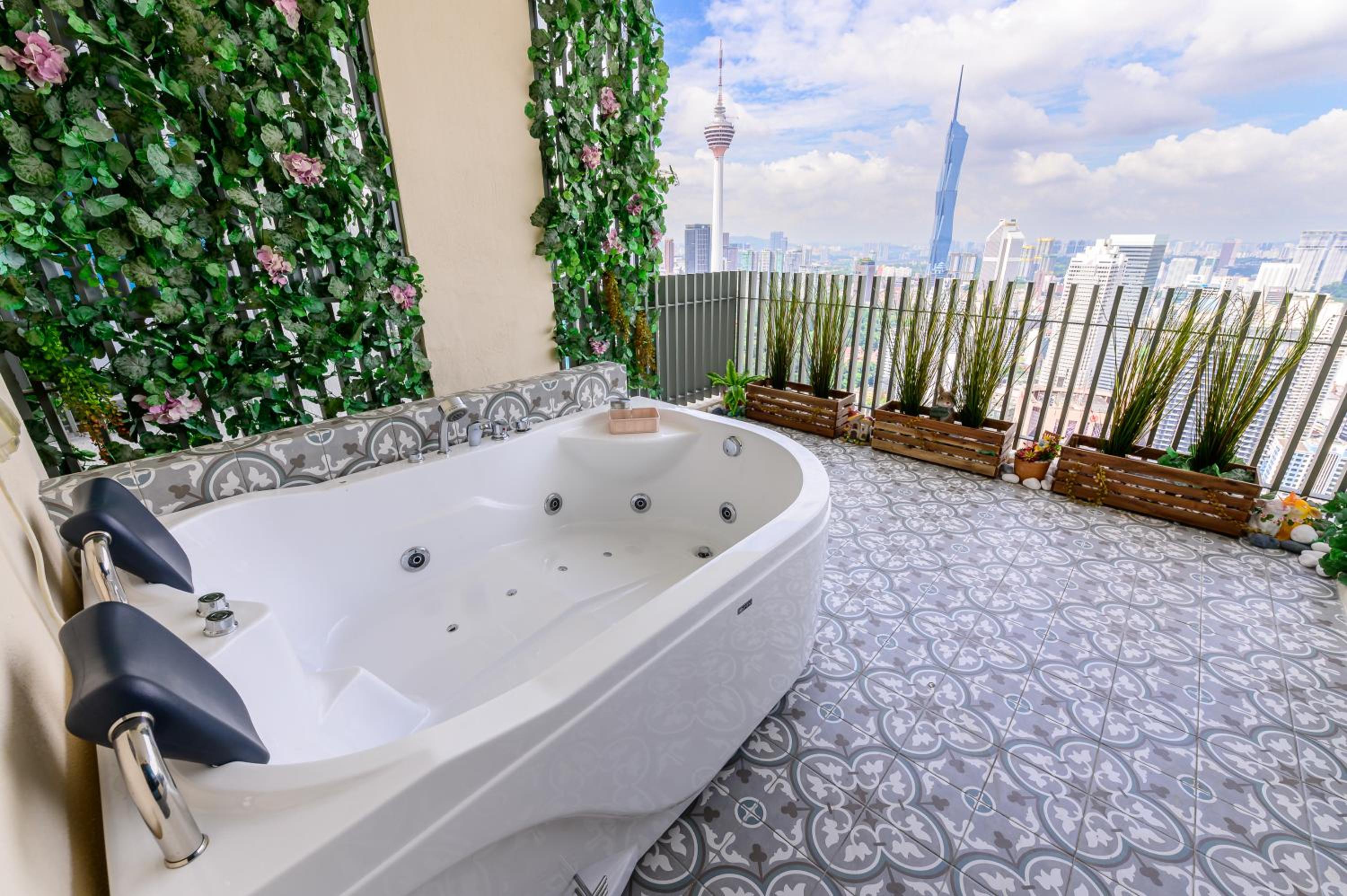 Penthouse Sky Jacuzzi At KLCC