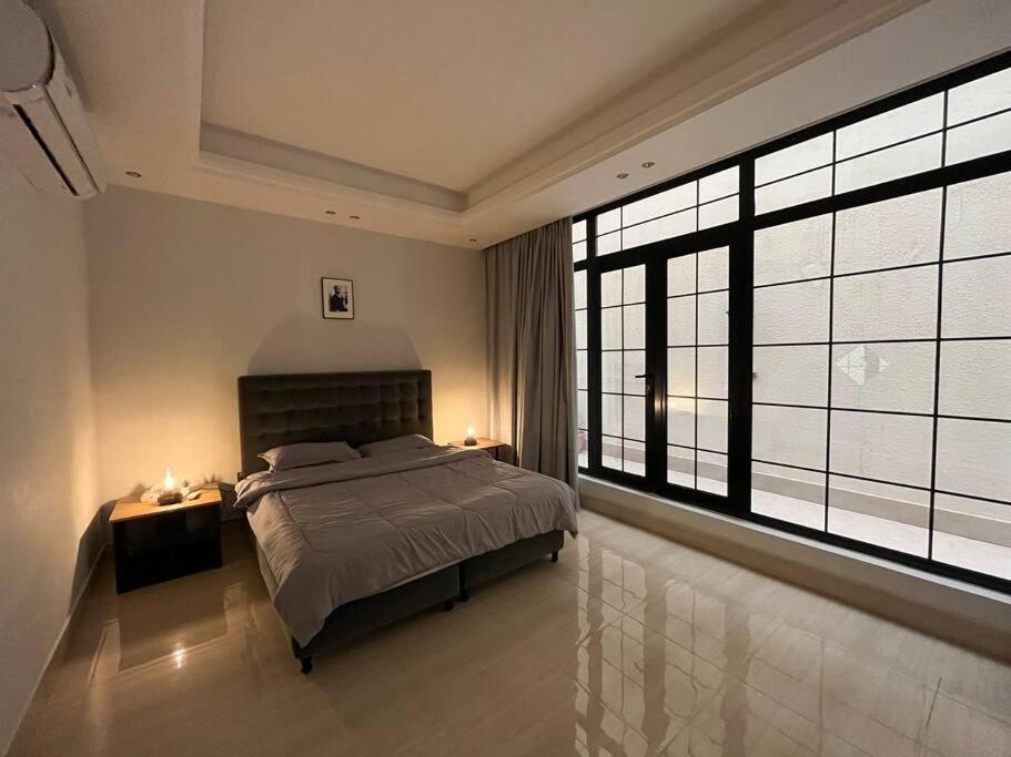 Almajdeah luxurious apt Walk to BlVD