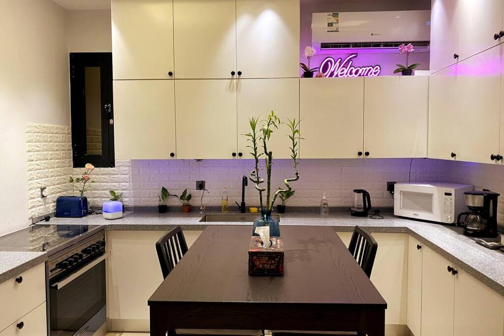 Almajdeah luxurious apt Walk to BlVD