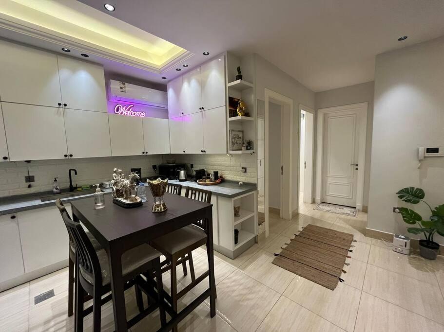 Almajdeah luxurious apt Walk to BlVD