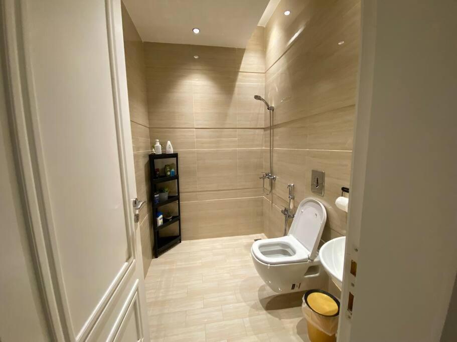 Almajdeah luxurious apt Walk to BlVD