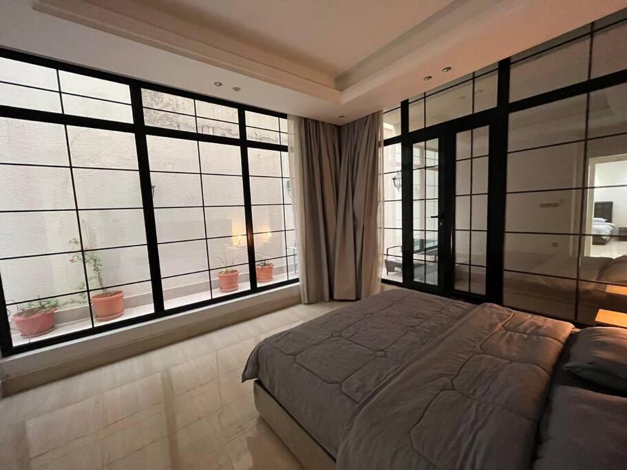 Almajdeah luxurious apt Walk to BlVD