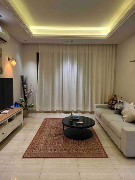 Almajdeah luxurious apt Walk to BlVD
