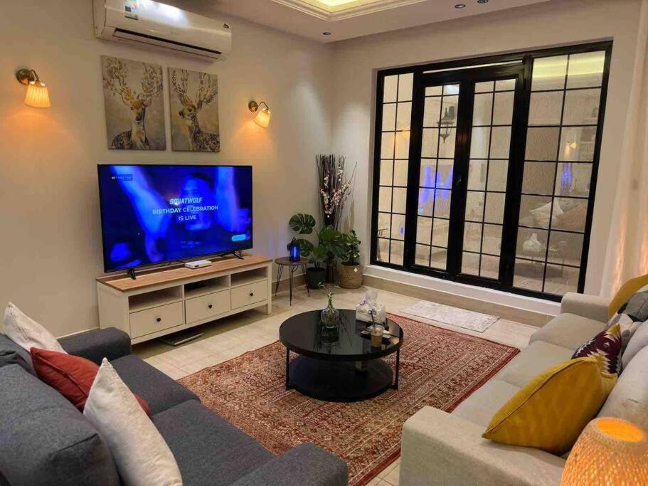 Almajdeah luxurious apt Walk to BlVD