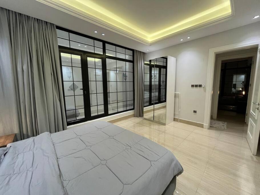 Almajdeah luxurious apt Walk to BlVD