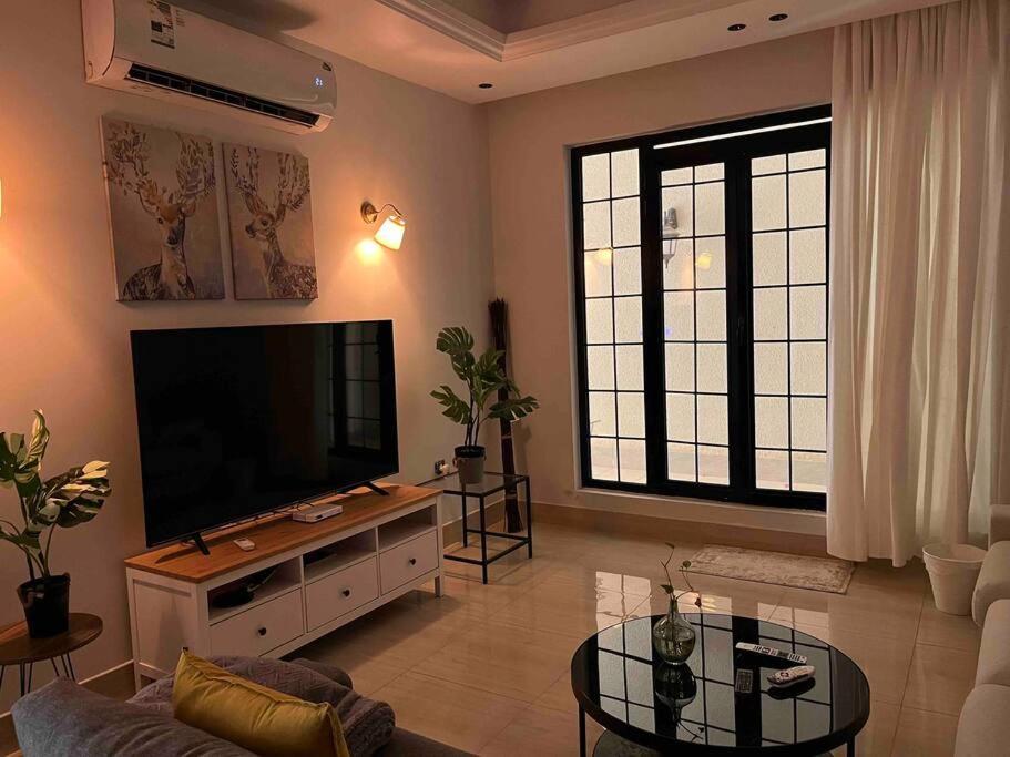 Almajdeah luxurious apt Walk to BlVD