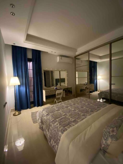 Almajdeah luxurious apt Walk to BlVD