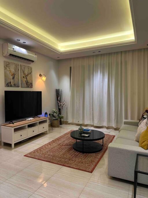 Almajdeah luxurious apt Walk to BlVD