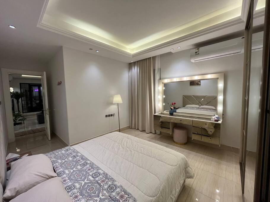 Almajdeah luxurious apt Walk to BlVD