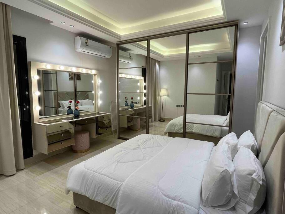 Almajdeah luxurious apt Walk to BlVD