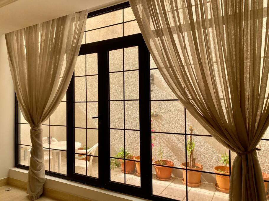 Almajdeah luxurious apt Walk to BlVD