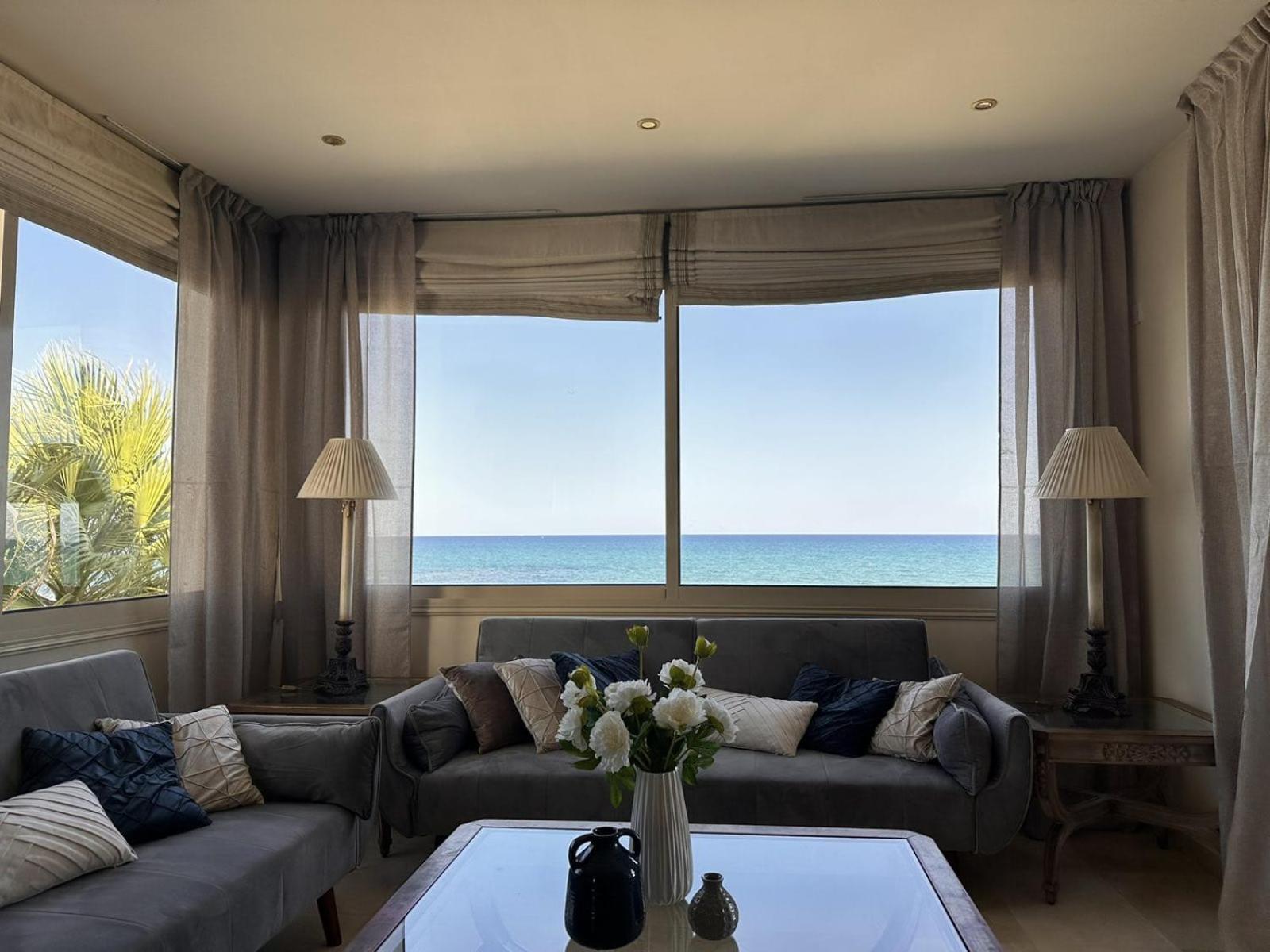 Quattro Beachfront Sea View Ap 4