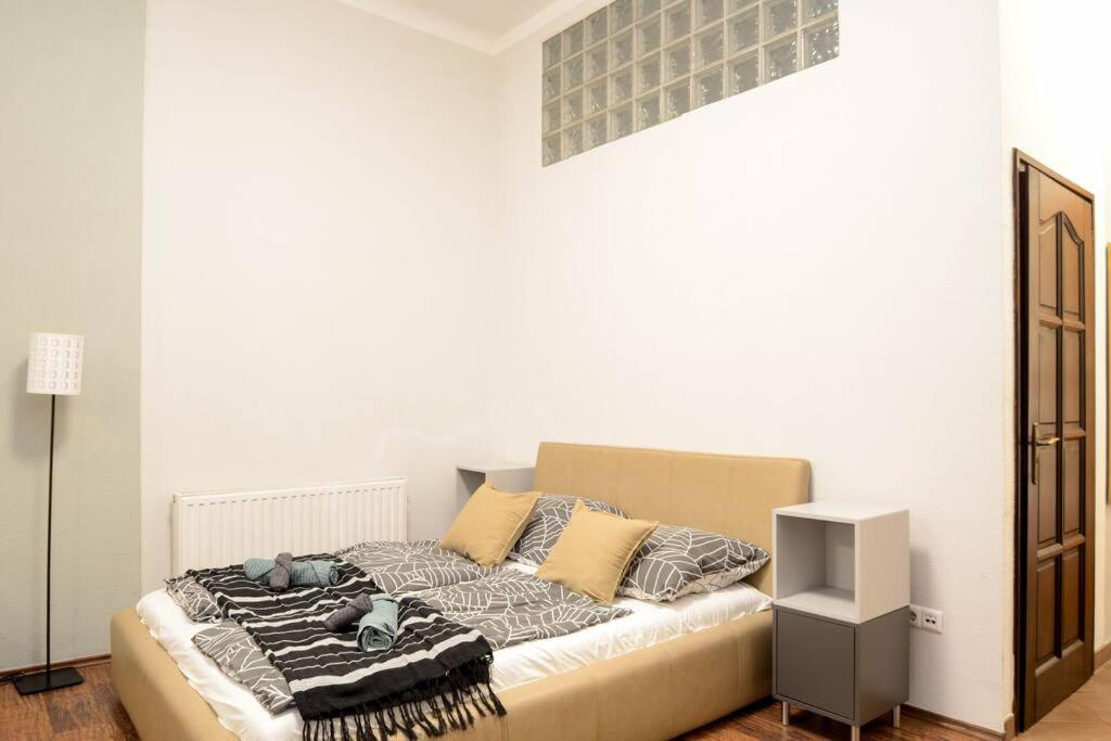 Famous Kiraly street at Large 3BR 10ppl @ CENTRAL view 4