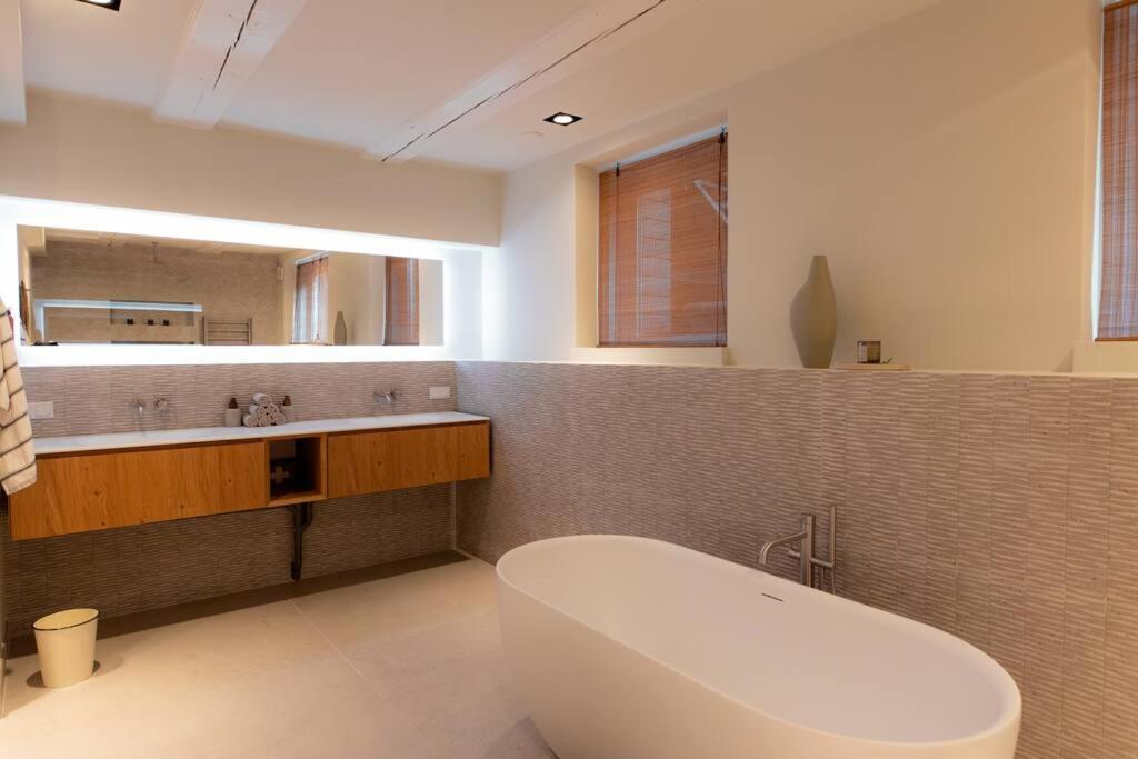 Newly renovated luxurious 200 SQM loft in city centre