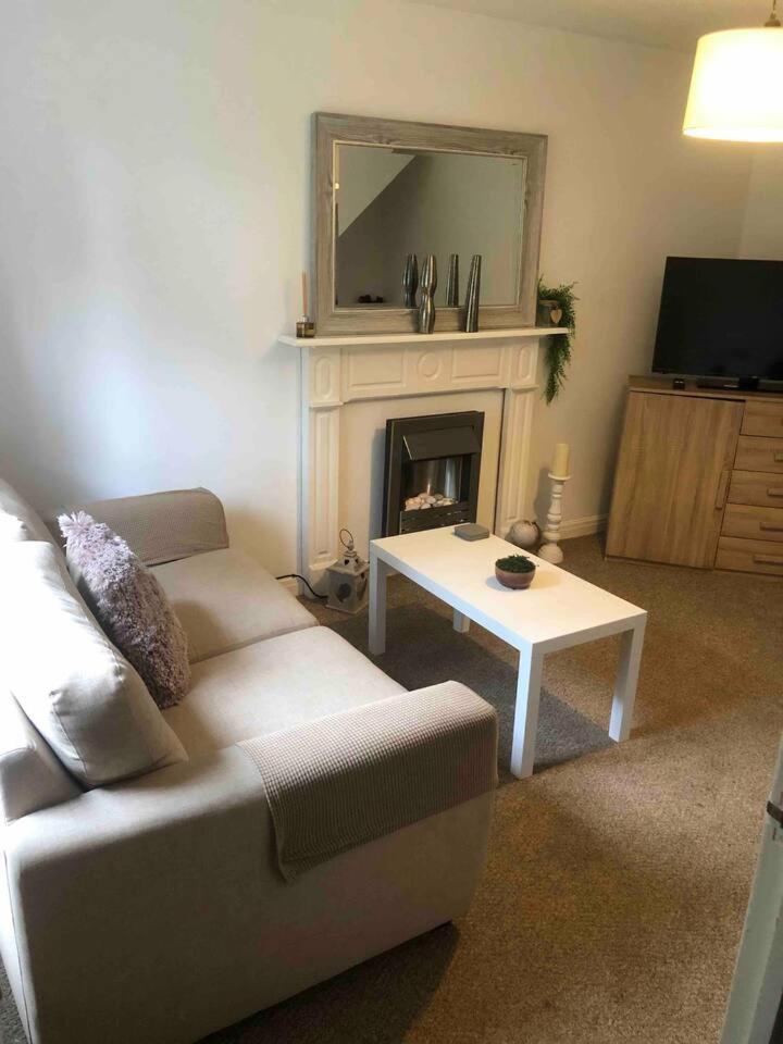 Bluebell House 2 bedroom with parking and garden view 3