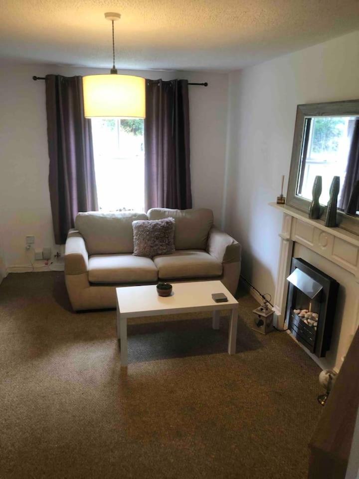 Bluebell House 2 bedroom with parking and garden view 4