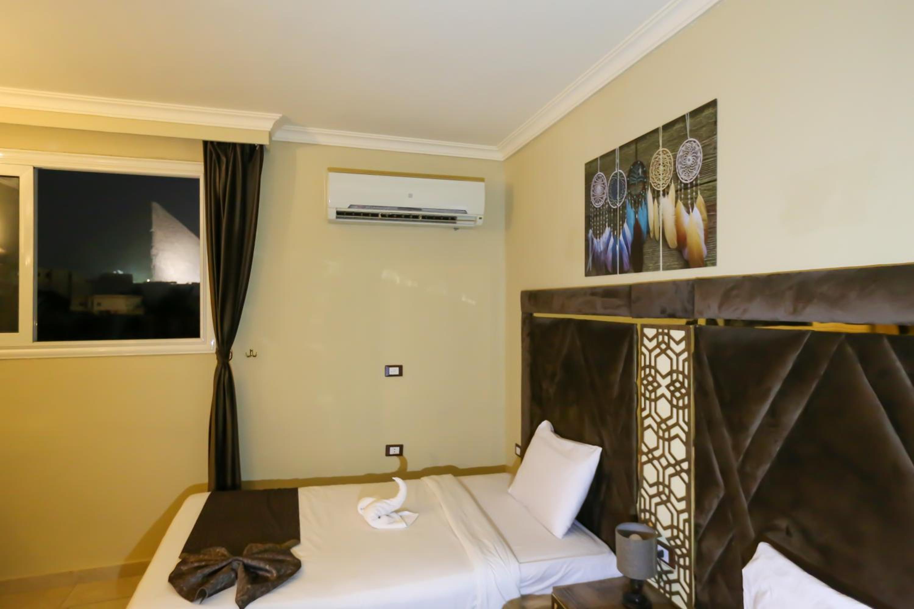 King Cheops Inn - Pyramid View