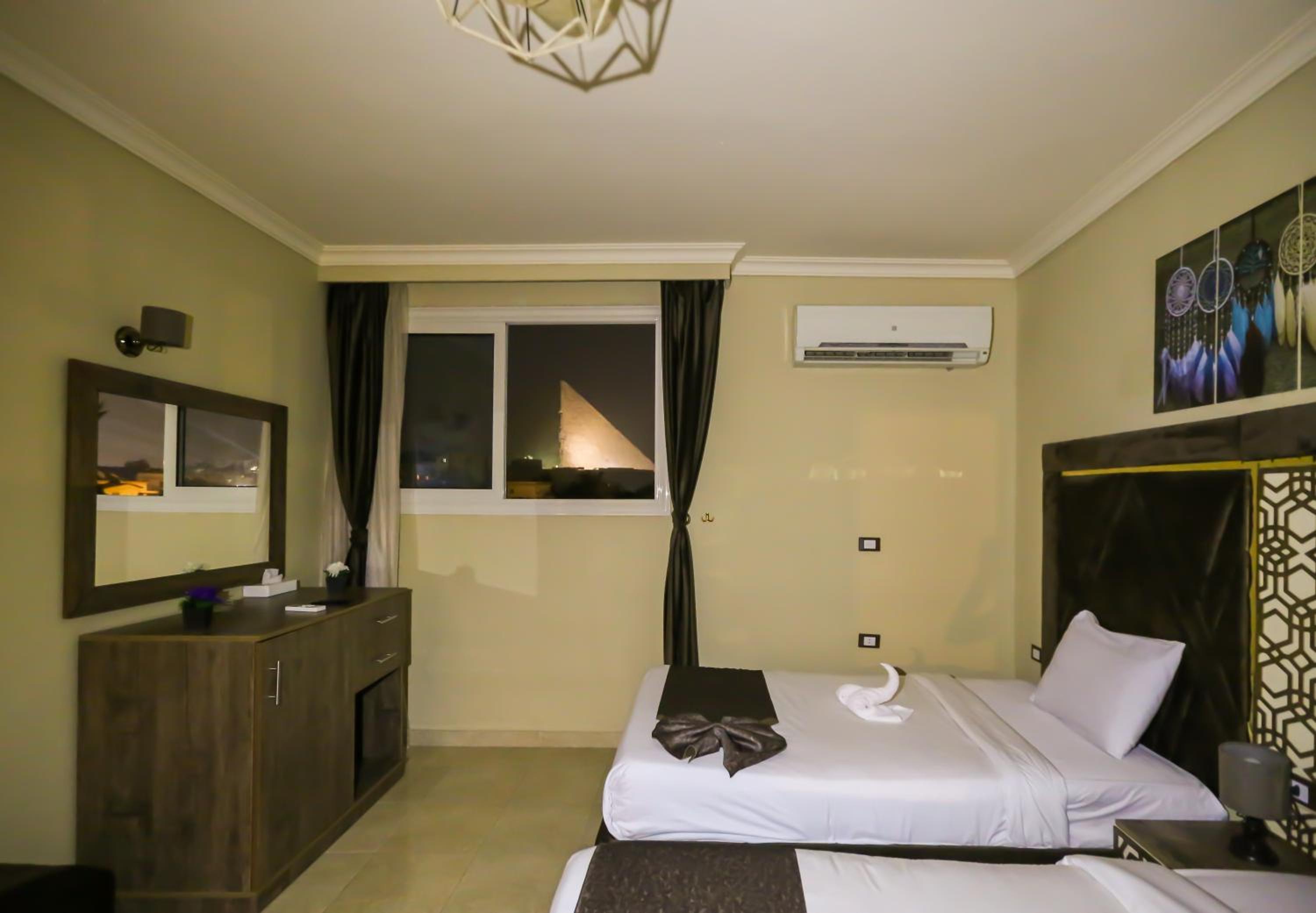 King Cheops Inn - Pyramid View