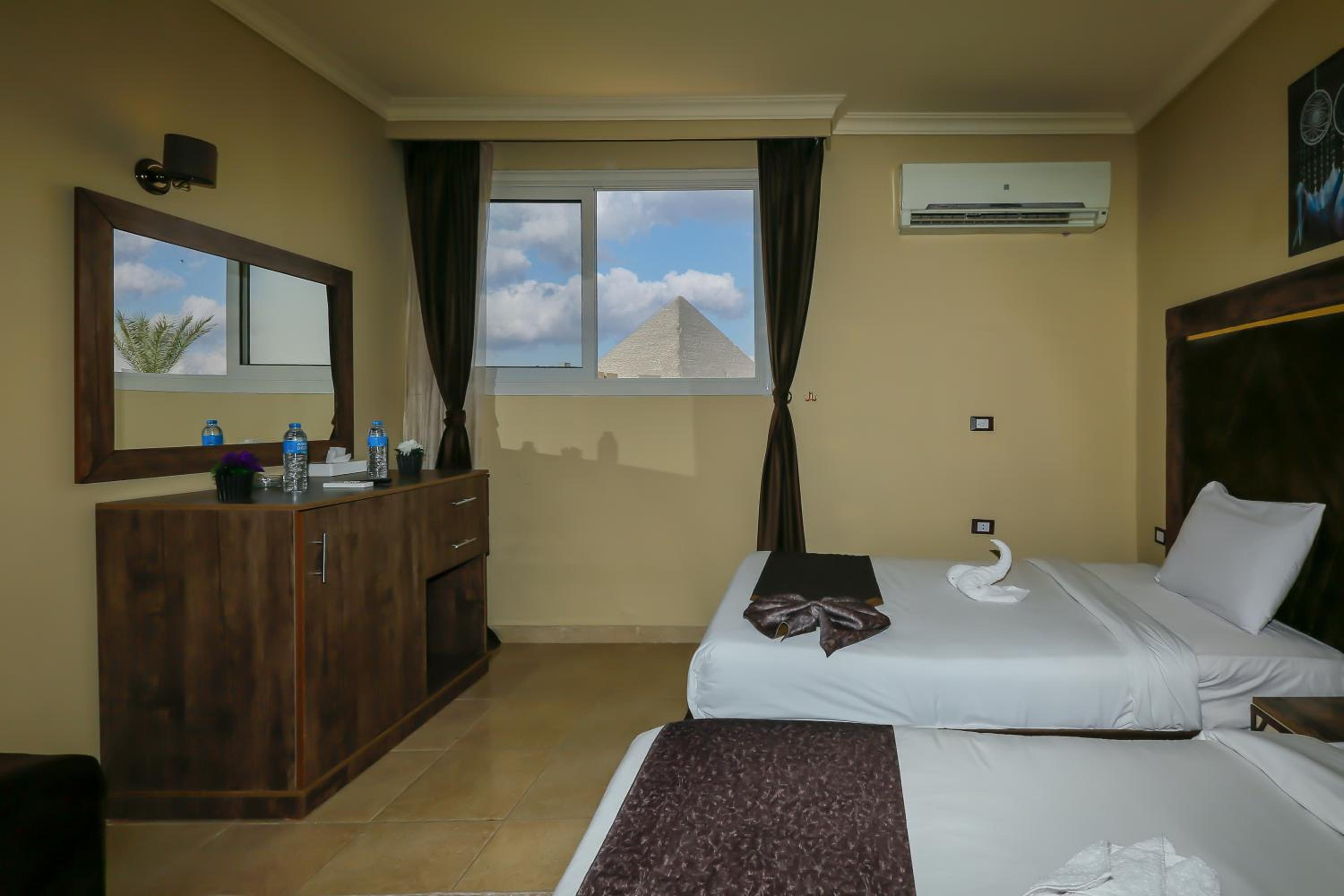 King Cheops Inn - Pyramid View
