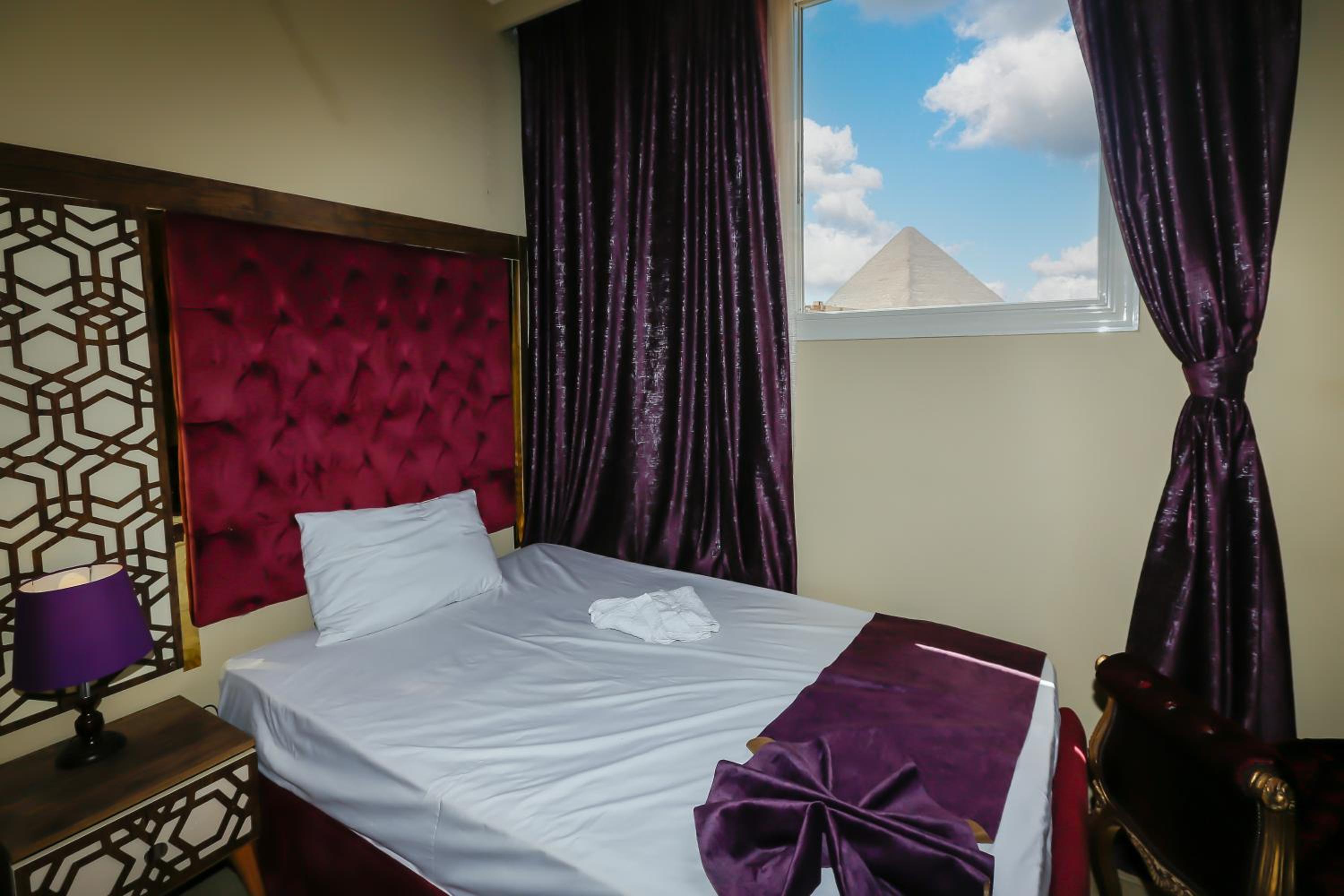 King Cheops Inn - Pyramid View