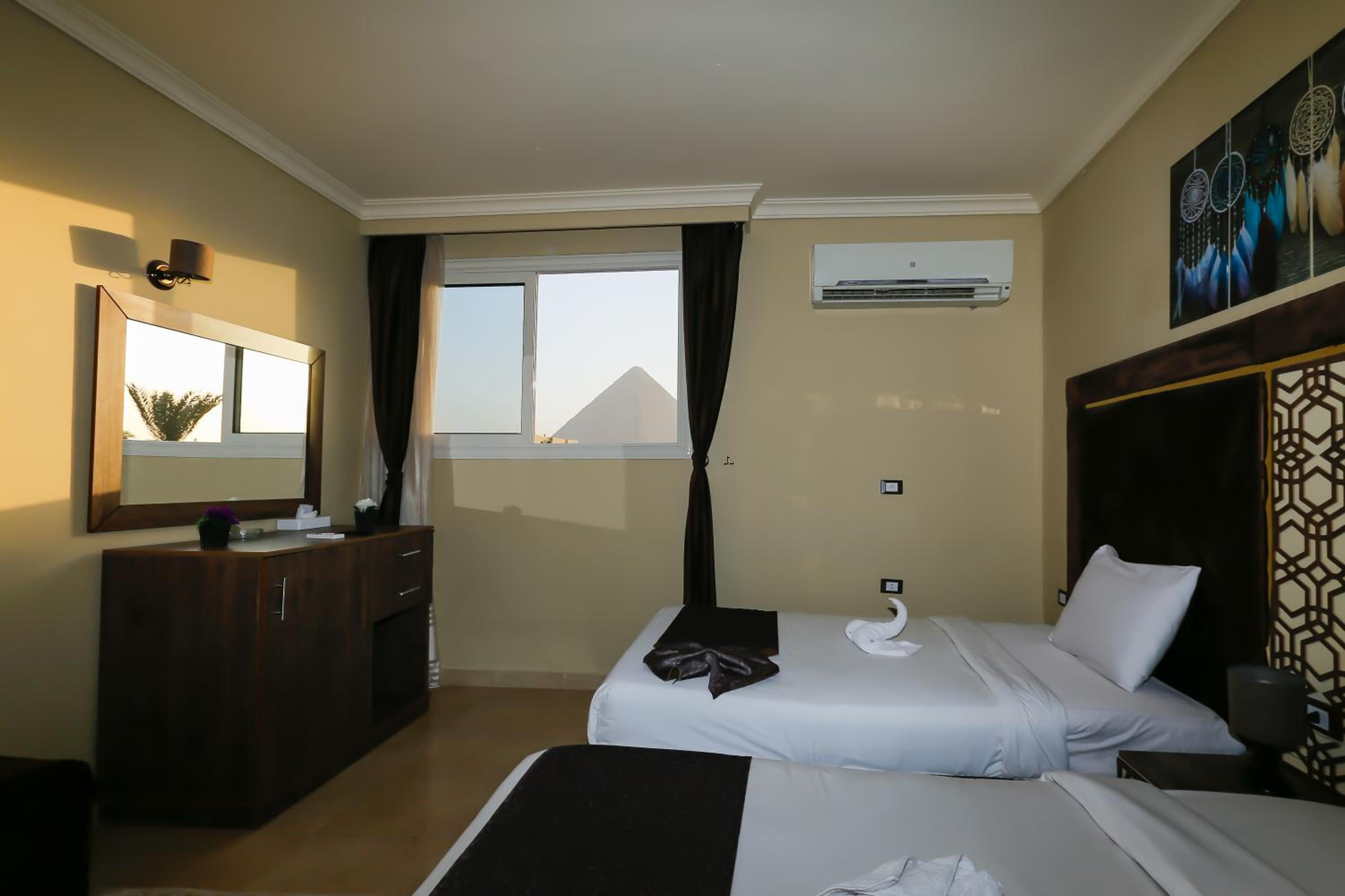 King Cheops Inn - Pyramid View